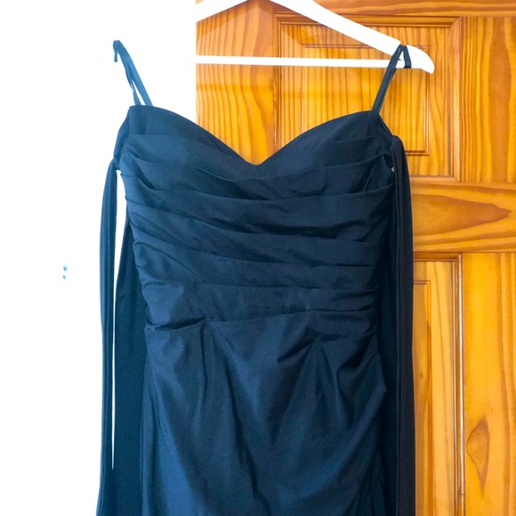 Tianna Gown. Size 8 (normally wear a 6). Detailed shoulder and a high leg slit - Picture 2 of 5